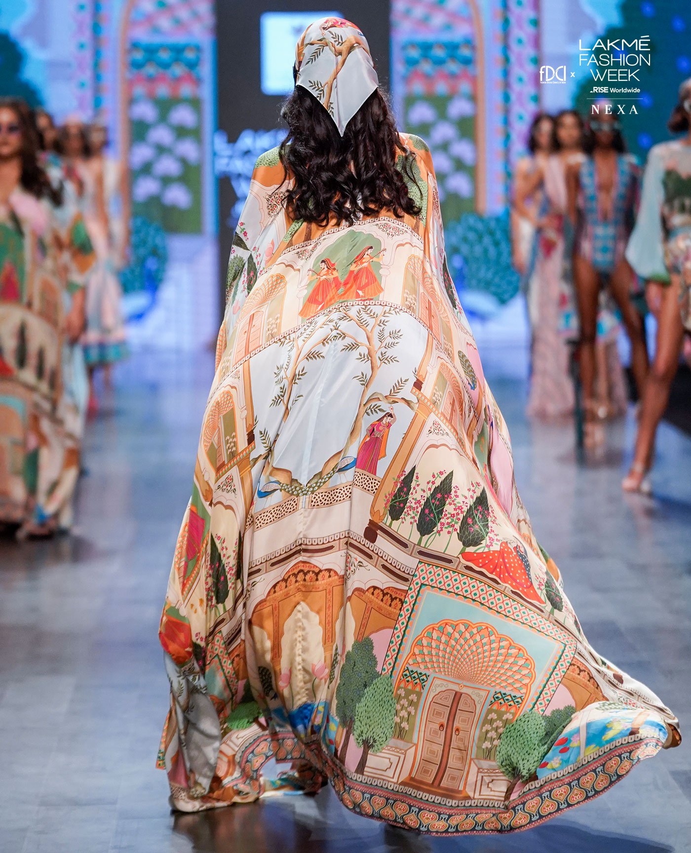Statement Cape